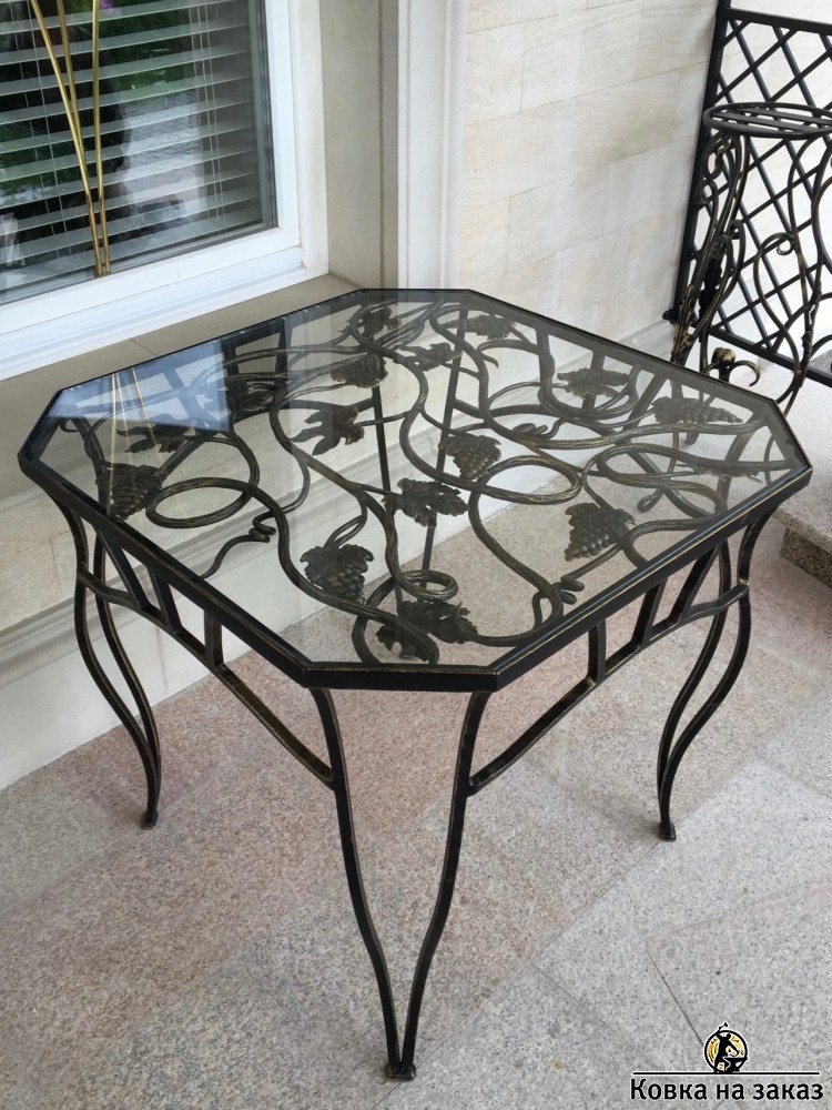Изящный кованый столик с&nbsp;бронированной стеклянной столешницей, фото 1