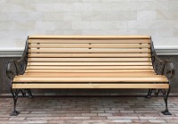 Прочная кованая скамейка с&nbsp;деревянным сиденьем из&nbsp;лиственницы, фото 2