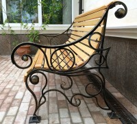 Прочная кованая скамейка с&nbsp;деревянным сиденьем из&nbsp;лиственницы, фото 3