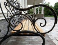 Изящная скамейка для&nbsp;сада с&nbsp;деревянным сиденьем и&nbsp;симметричной кованой спинкой, фото 3