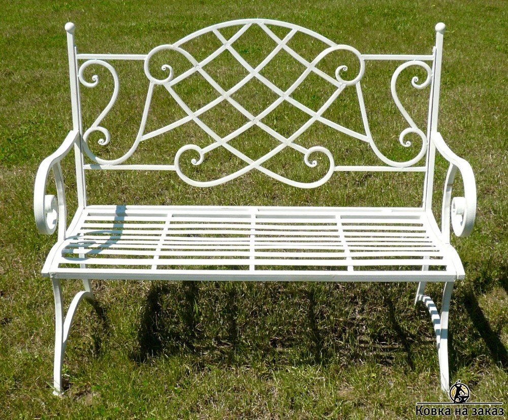 Белая скамейка с металлической кованой спинкой и сиденьем, фото 1