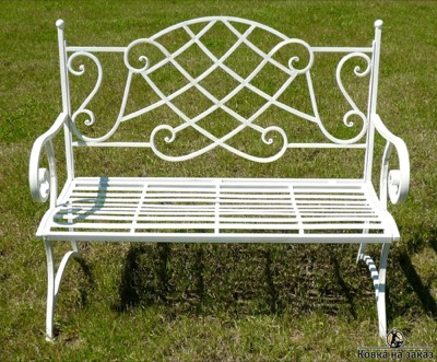 Белая скамейка с металлической кованой спинкой и сиденьем