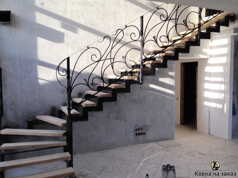Г-образная лестница для&nbsp;дома с&nbsp;коваными перилами и&nbsp;металлической полосой в&nbsp;поручне для&nbsp;установки деревянного поручня