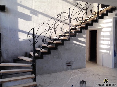 Г-образная лестница для дома с коваными перилами и металлической полосой в поручне для установки деревянного поручня