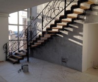 Г-образная лестница для дома с коваными перилами и металлической полосой в поручне для установки деревянного поручня, фото 2