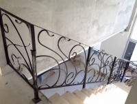 Г-образная лестница для дома с коваными перилами и металлической полосой в поручне для установки деревянного поручня, фото 3