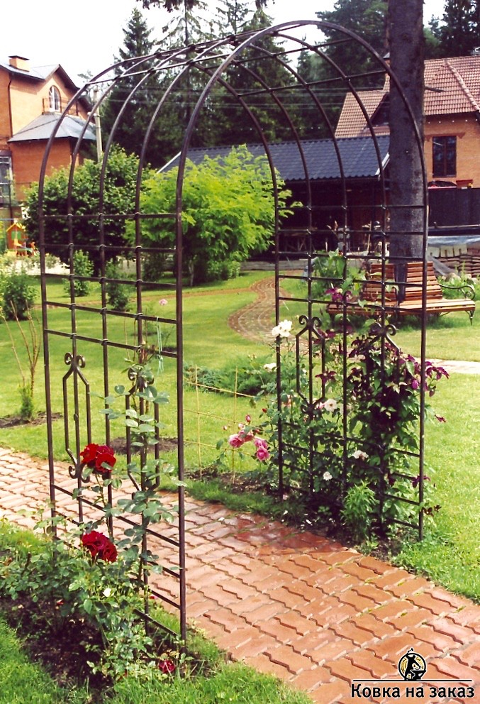 Кованая садовая арка из&nbsp;5 дуг, соединённых изнутри полосой с&nbsp;хомутами, фото 1