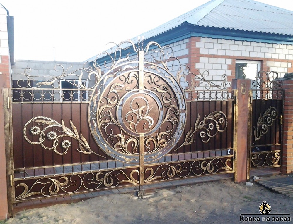 Распашные кованые ворота с калиткой для парадного въезда на придомовую территорию, фото 1