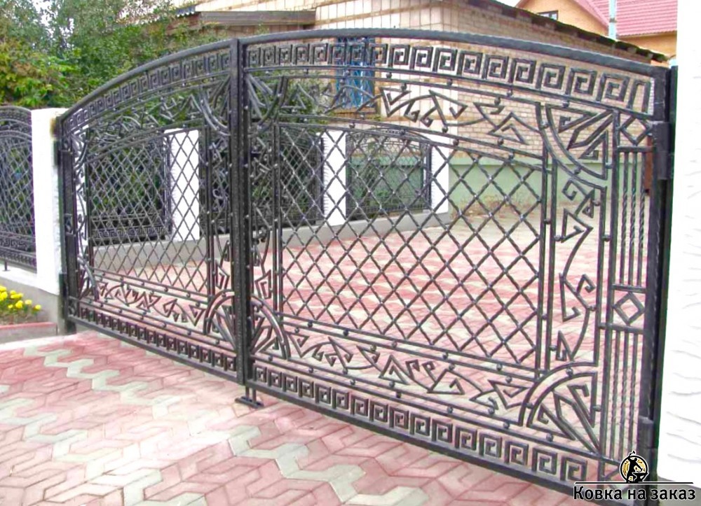 Распашные ворота в готическом стиле украшены меандром и ломаным рисунком по рамке секций, фото 1