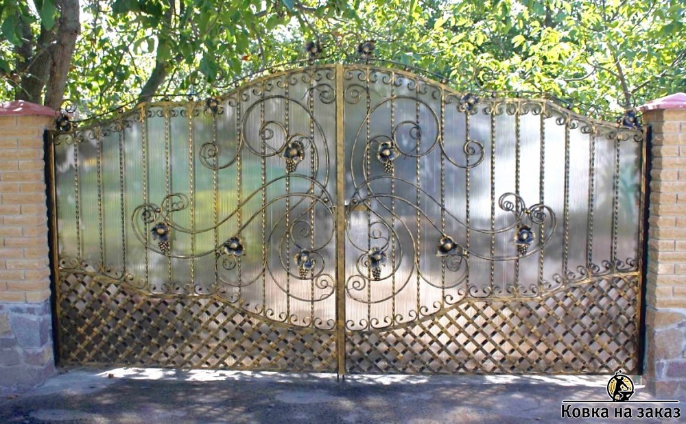 Кованые ворота с ломаной формой навершия и со смешанным стилем ковки