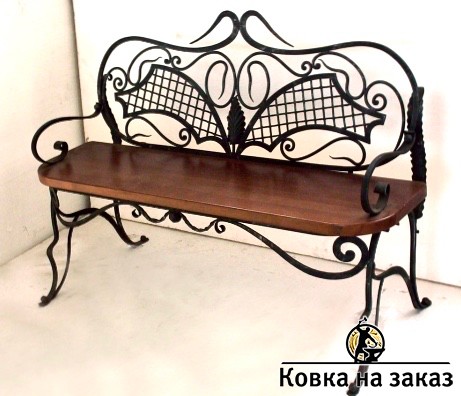 Скамейка с деревянным сиденьем с закругленными краями и кованой спинкой ручной работы