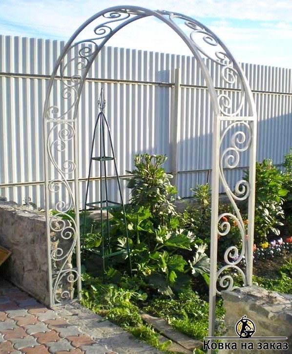 Белая садовая кованая арка устанавливается на&nbsp;дорожке, фото 1
