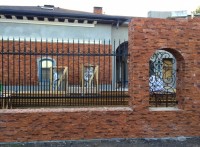 Кованая вставка в&nbsp;бетонный забор, обшитый клинкером, фото 2