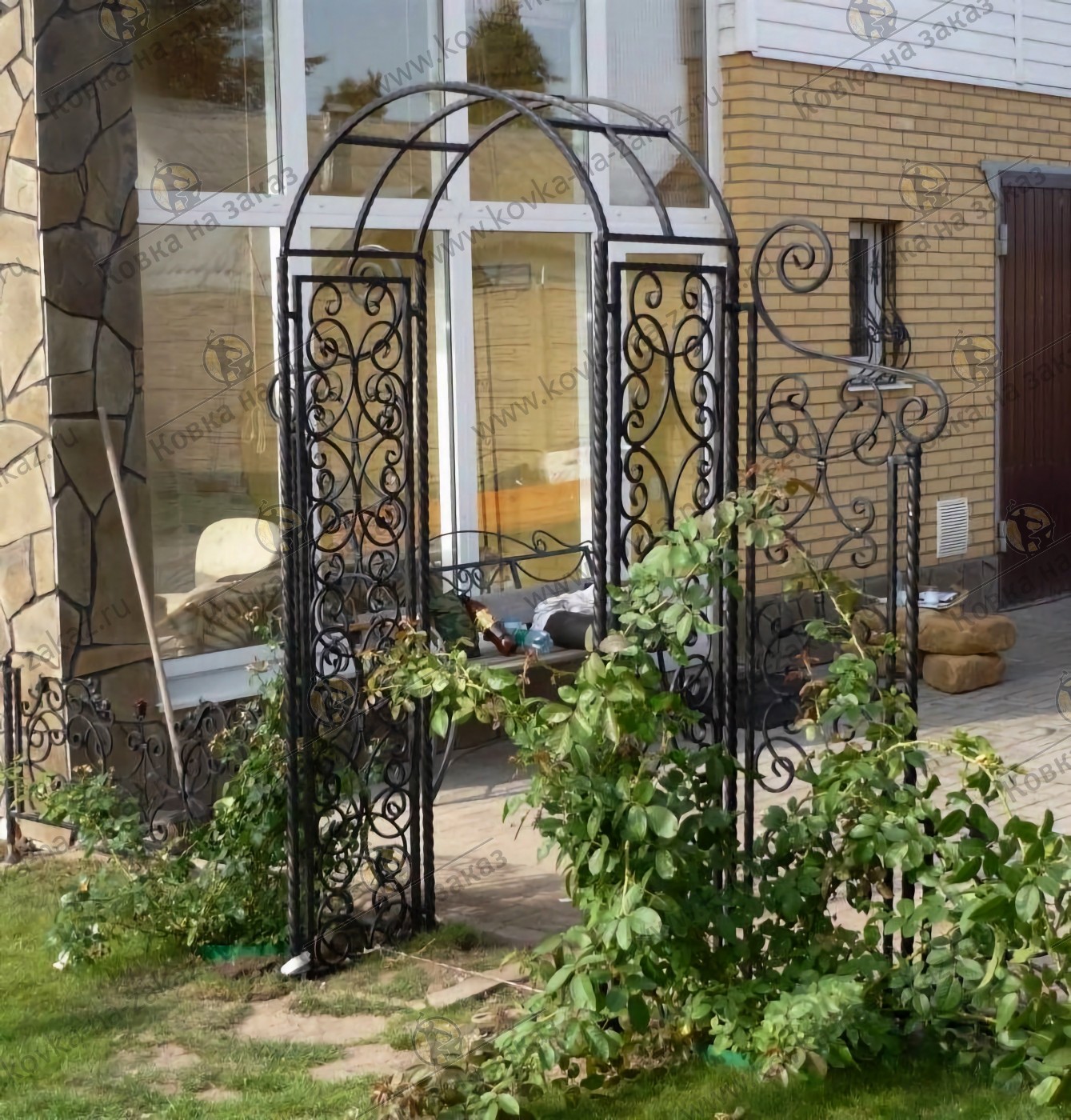 Кованая садовая арка обозначает вход с&nbsp;придомовой территории на&nbsp;приусадебный участок