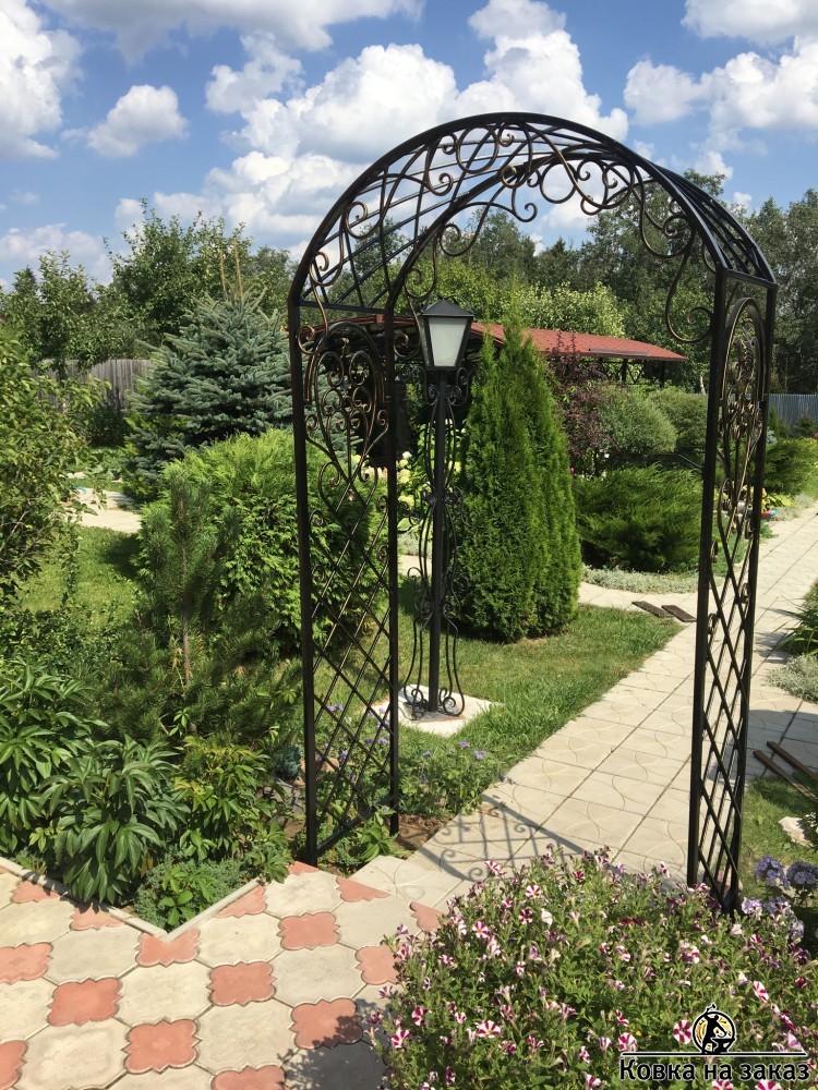 Кованая арка для сада черного цвета с золотой патиной и лаком, фото 1