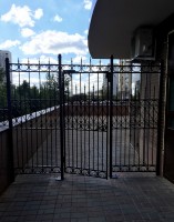 Кованое ограждение с&nbsp;калиткой ограничивает доступ во&nbsp;внутренний двор жилого дома, фото 5