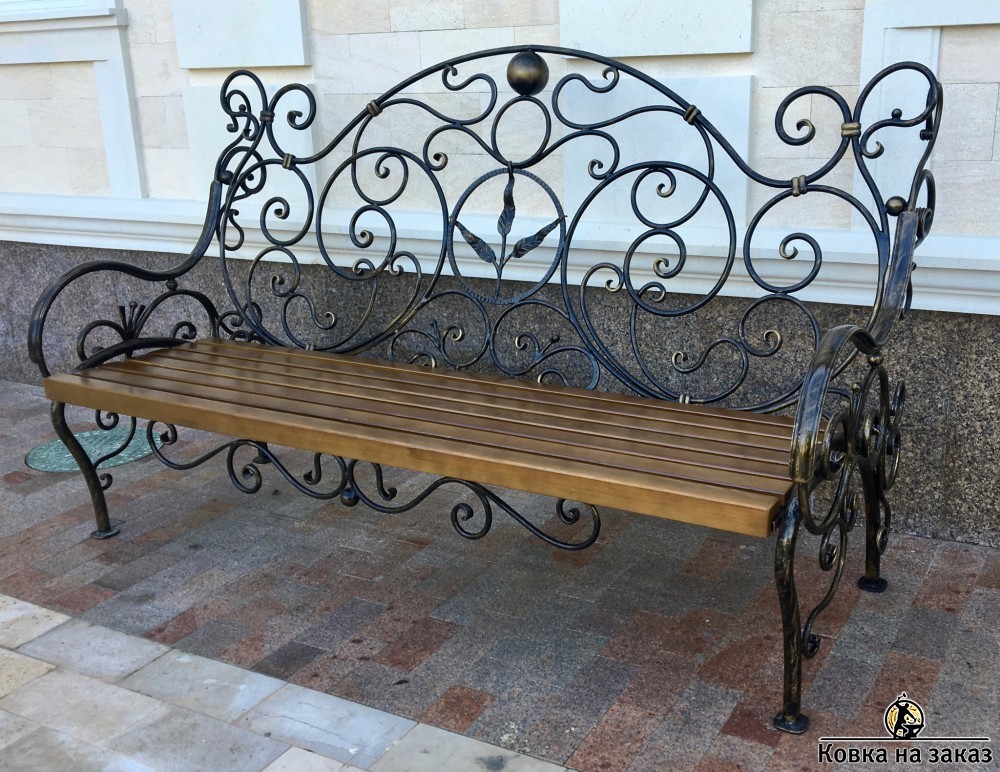 Кованая скамейка с&nbsp;металлической спинкой и&nbsp;деревянным сиденьем, фото 1