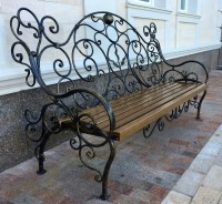 Кованая скамейка с&nbsp;металлической спинкой и&nbsp;деревянным сиденьем, фото 2