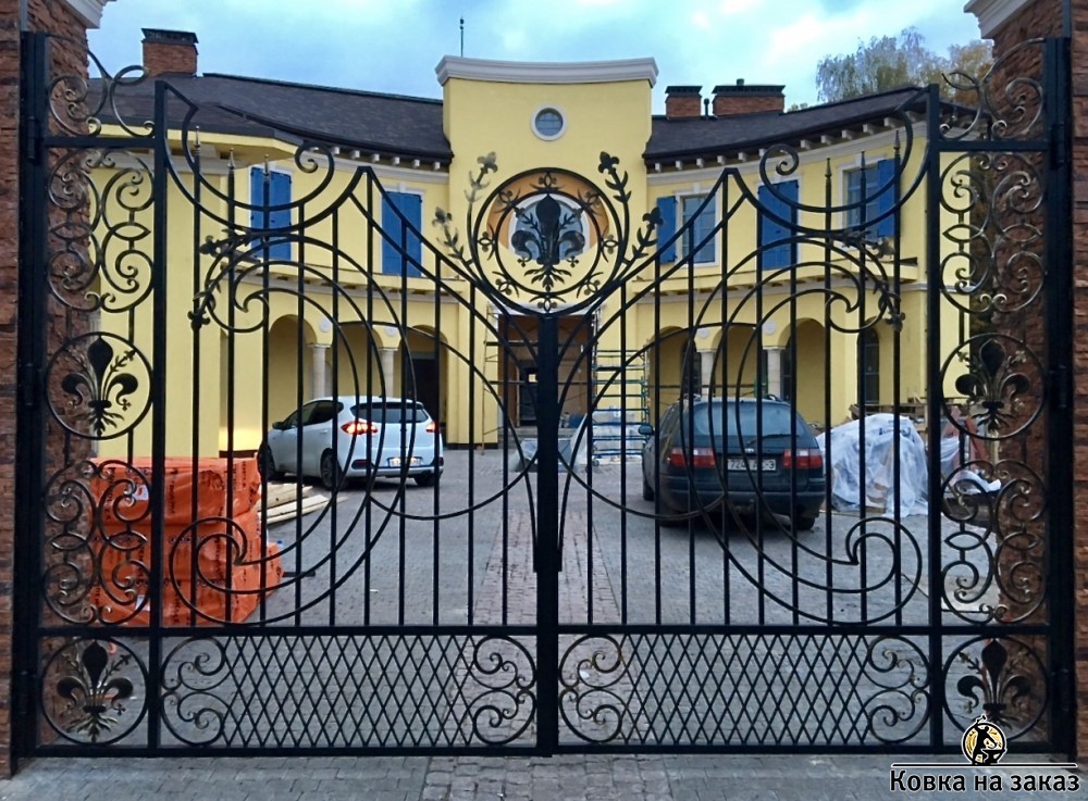 Распашные ворота на центральный вход загородного дома в посёлке «Vita Verde» на Дмитровском шоссе, фото 1