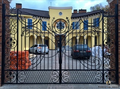 Распашные ворота на центральный вход загородного дома в посёлке «Vita Verde» на Дмитровском шоссе