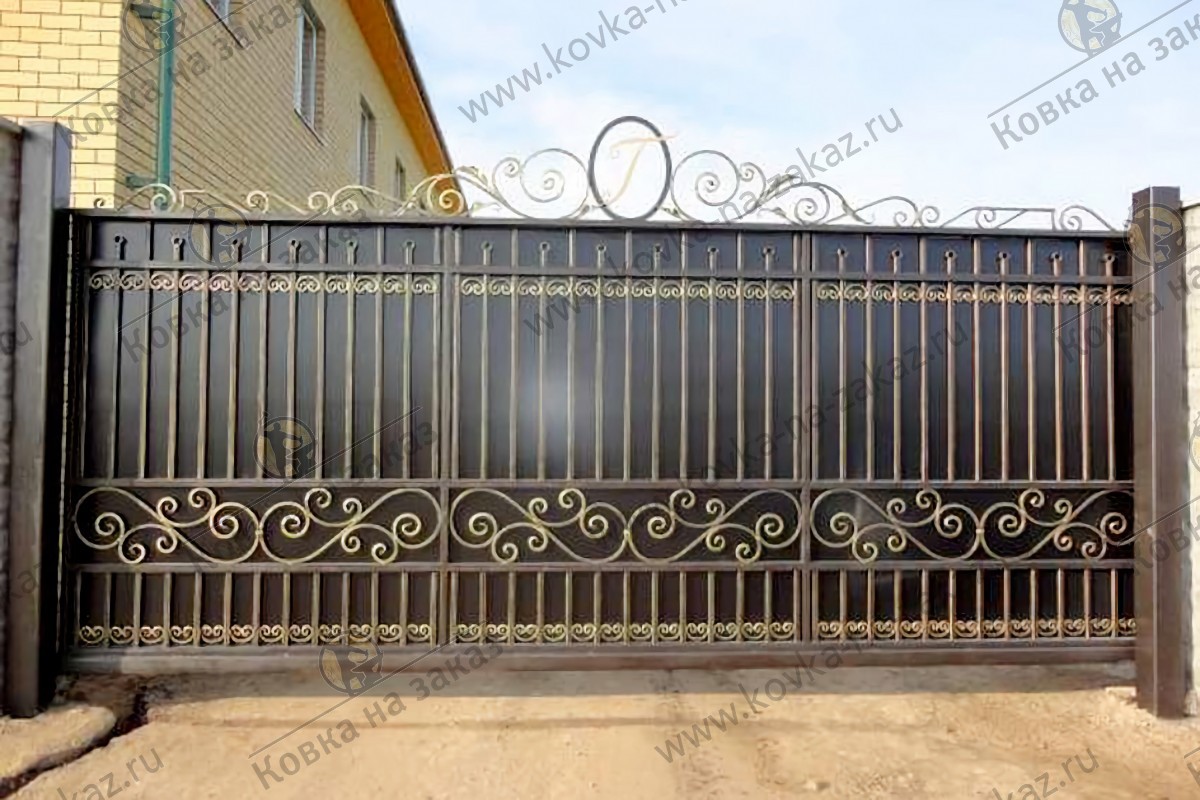 Откатные ворота, закрытые изнутри листовым металлом и&nbsp;украшенные по&nbsp;верхней части коваными вензелями