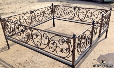 Кованая оградка на кладбище с рамками из витой трубы