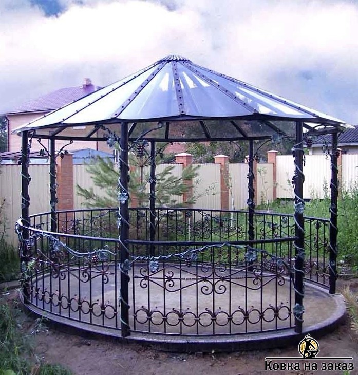 Круглая беседка с металлическими столбами и прозрачной крышей, фото 1