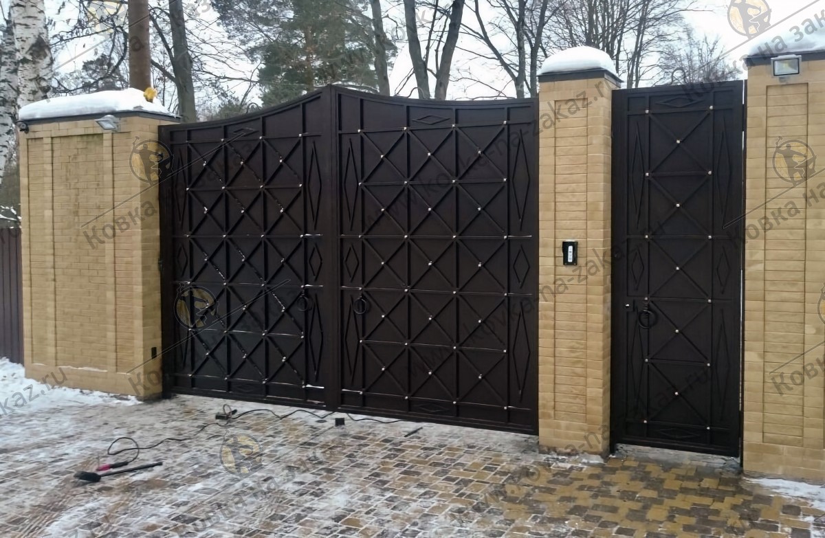 Распашные кованые ворота полностью закрыты листом и&nbsp;симметричным двухсторонним геометрическим рисунком, фото 3