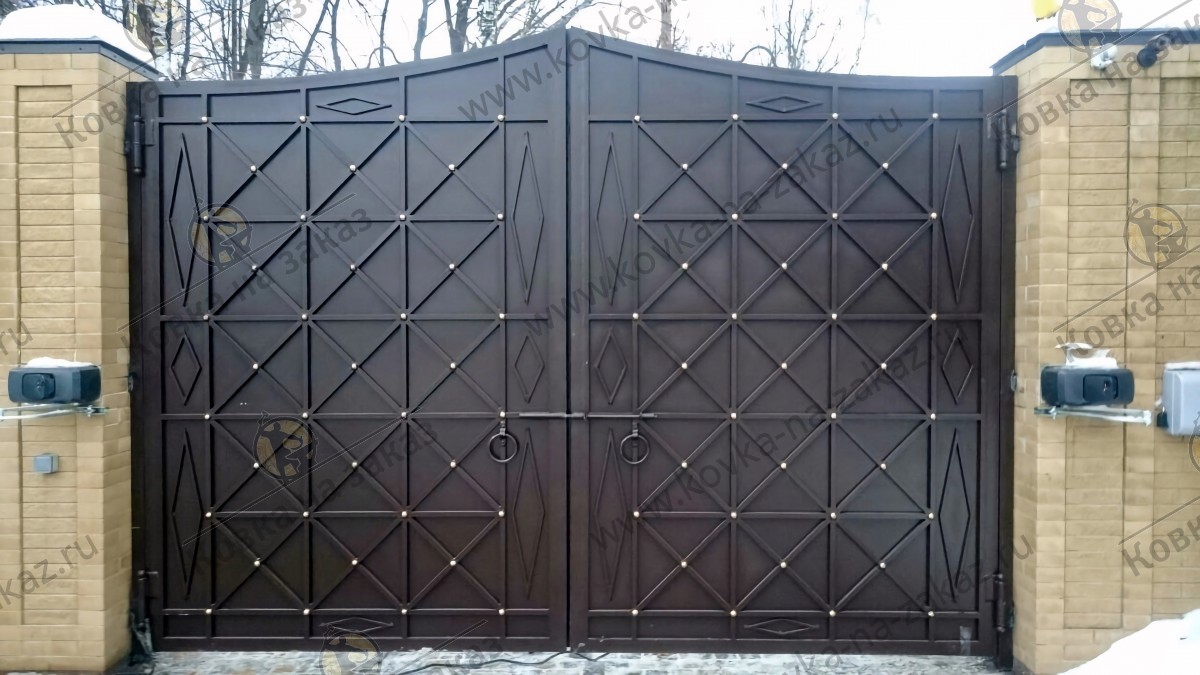 Распашные кованые ворота полностью закрыты листом и&nbsp;симметричным двухсторонним геометрическим рисунком, фото 2