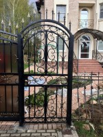 Классические откатные кованые ворота закрыты сотовым поликарбонатом, центральный рисунок ворот повторяется в калитке, фото 2