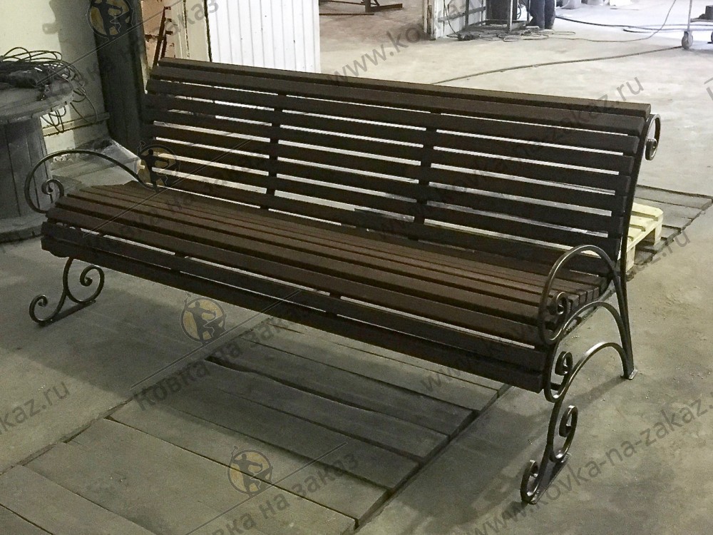 Классическая скамейка с деревянным сиденьем для установки на улице, фото 1