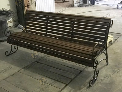 Классическая скамейка с деревянным сиденьем для установки на улице