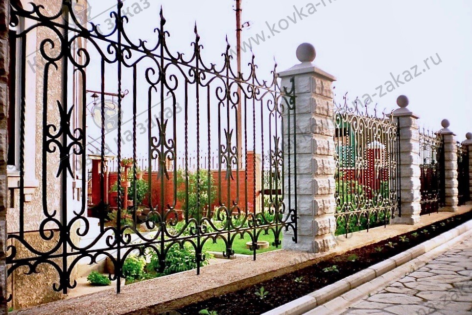 Забор для загородного дома в виде кованых вставок между колоннами