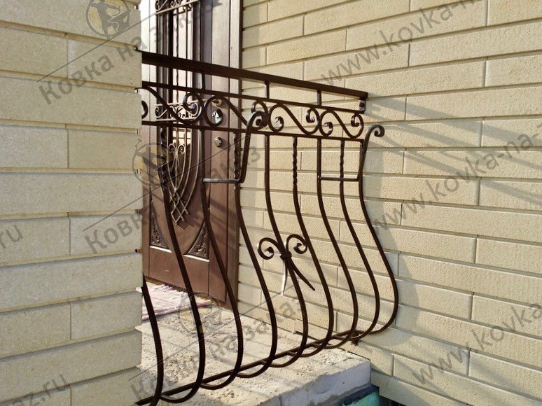 Традиционное кованое ограждение для балкона в виде «пузатых» перил с небольшим украшением из кованых элементов, фото 2
