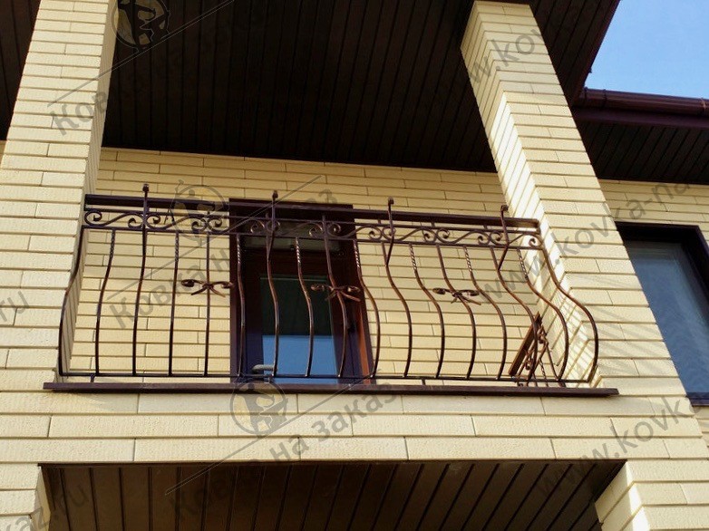 Традиционное кованое ограждение для балкона в виде «пузатых» перил с небольшим украшением из кованых элементов, фото 6