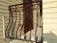Традиционное кованое ограждение для балкона в виде «пузатых» перил с небольшим украшением из кованых элементов, фото 3