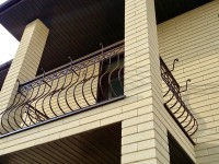 Традиционное кованое ограждение для балкона в виде «пузатых» перил с небольшим украшением из кованых элементов, фото 4