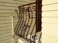 Традиционное кованое ограждение для балкона в виде «пузатых» перил с небольшим украшением из кованых элементов, фото 5