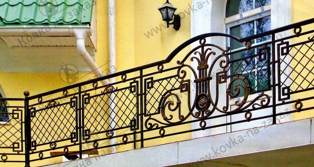 Кованые перила для балкона из симметричных прямоугольных секций с украшением коваными вензелями, меандром и металлической сеткой, фото 1