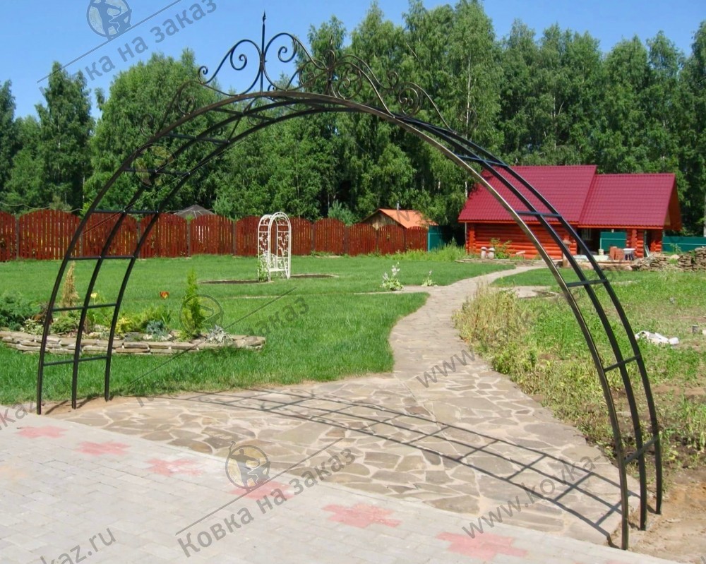 Садовая арка, визуально выделяющая «вход» на приусадебную территорию
