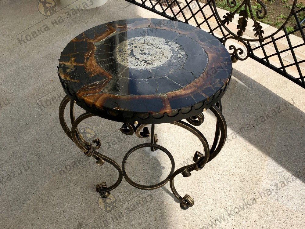 Кованый столик с аммонитовой столешницей, фото 1