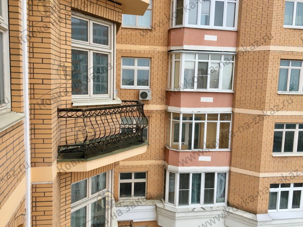 Кованое ограждение для&nbsp;балкона жилого дома изготовлено в&nbsp;виде кованых перил с&nbsp;опорными столбами из&nbsp;полнотелого квадрата, фото 3