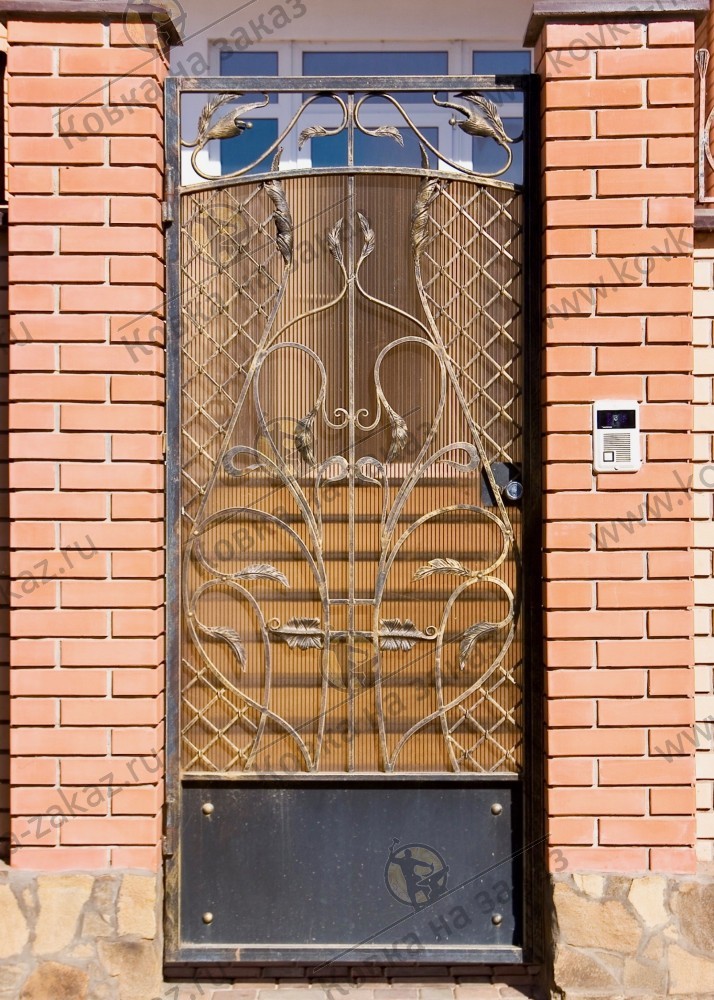Кованые ворота и калитка выполнены в едином стиле - нижняя часть закрыта «наглухо» листовым металлом с декоративными клёпками, фото 2