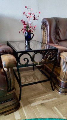 Квадратный кованый стол с&nbsp;выгнутыми ножками, столешницей и&nbsp;полочкой из&nbsp;стекла, фото 5