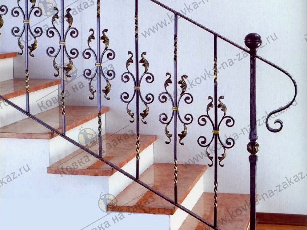 Элегантное лестничное ограждение представляет собой участок кованых перил, совмещенный для&nbsp;удобства и&nbsp;экономии пространства с&nbsp;декоративным поручнем, фото 1