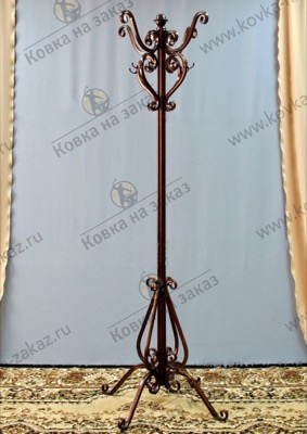 Напольная металлическая вешалка с кованым основанием и крючками для одежды