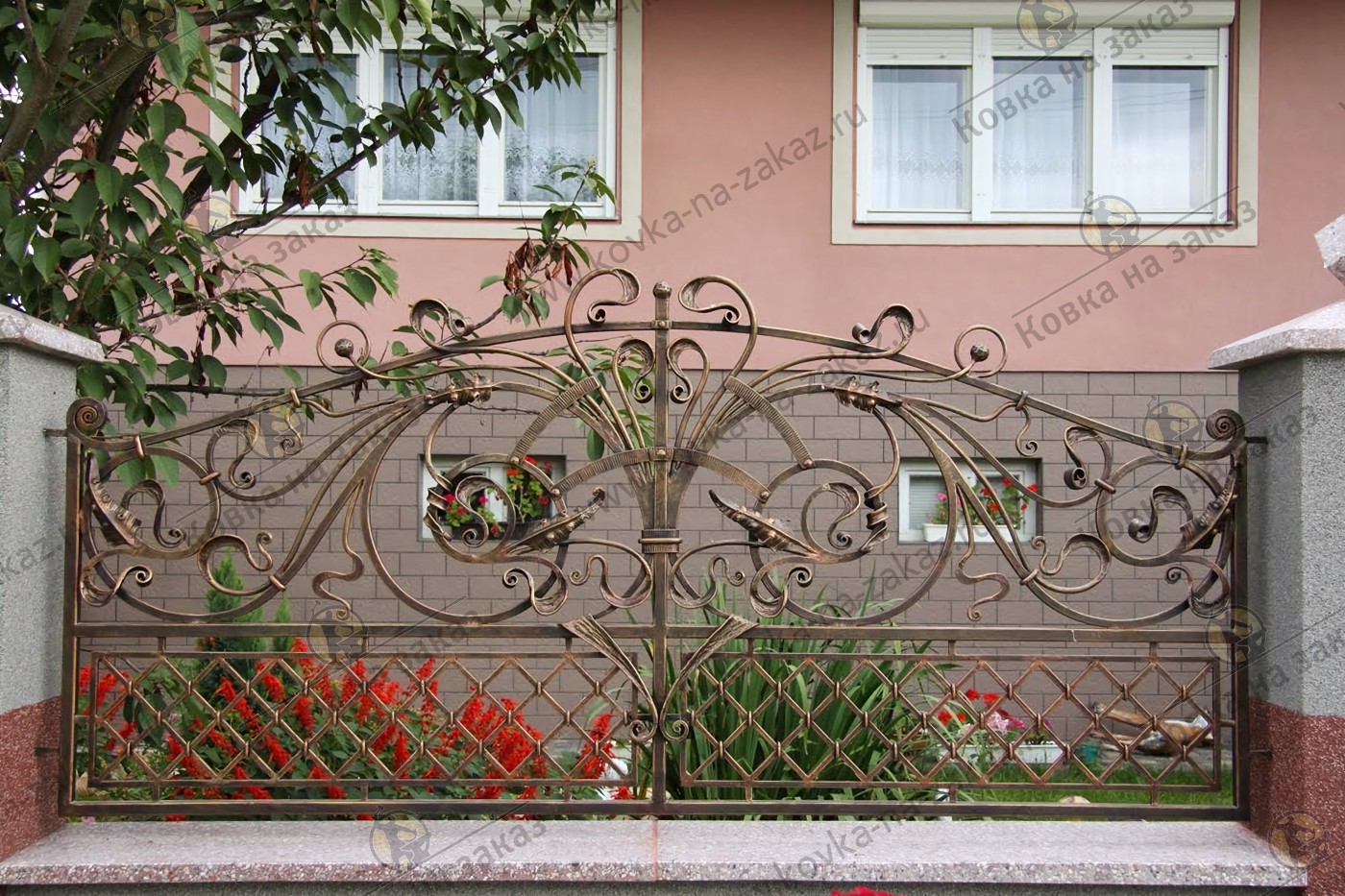 Кованый забор с&nbsp;металлической сеткой и&nbsp;большими декоративными листьями, фото 1