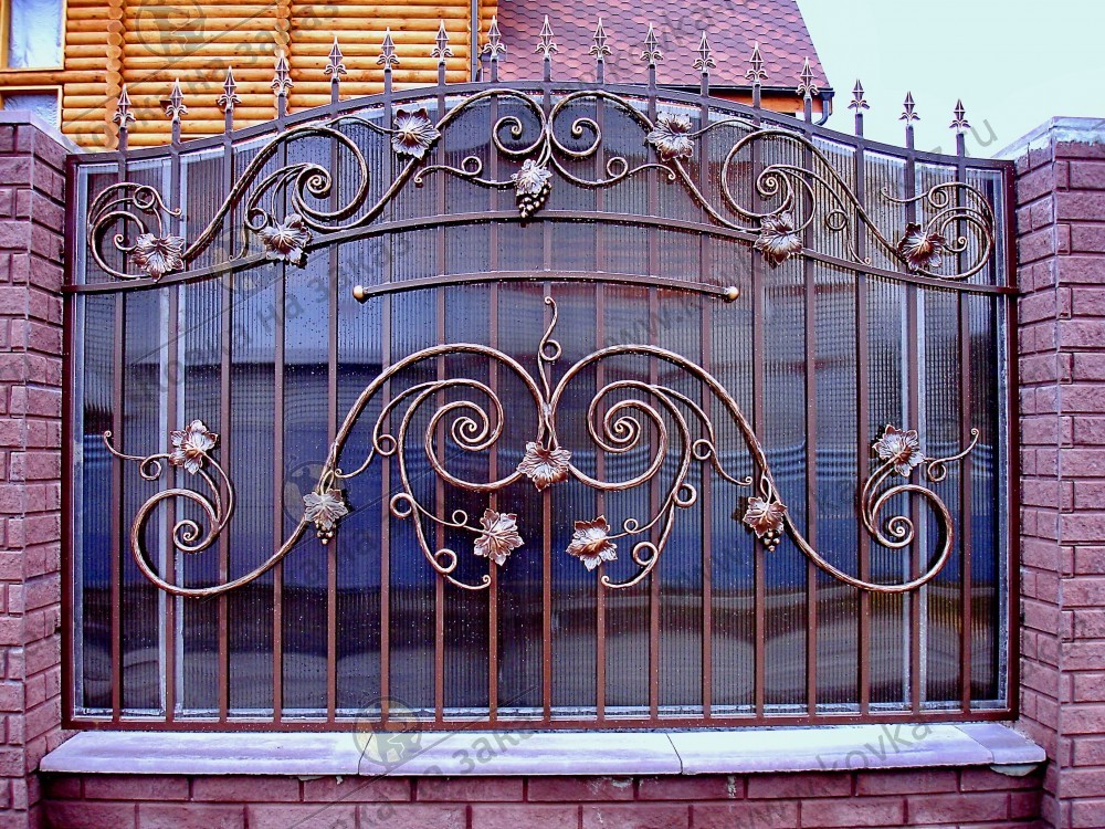 Кованый забор с рисунком из виноградной лозы и с пиками, фото 1
