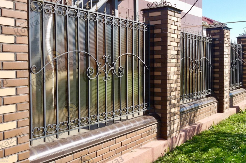 Забор для загородного дома с прямыми секциями, закрытыми сотовым поликарбонатом, фото 1