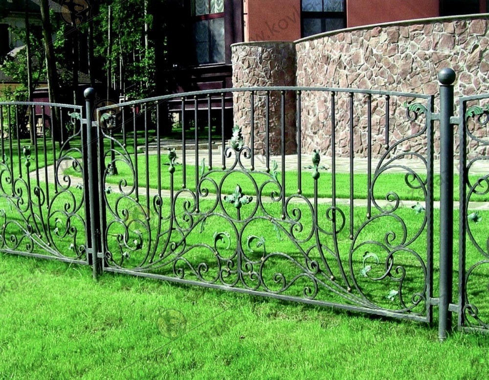 Невысокий кованый забор для&nbsp;загородного дома с&nbsp;декоративными цветами и&nbsp;листьями из&nbsp;металла, фото 1